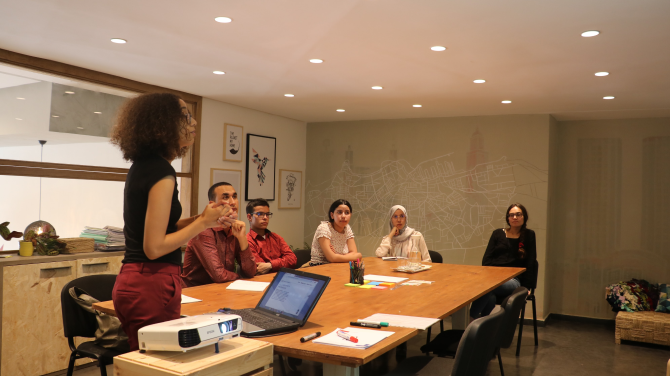 ミーティングのイメージ写真