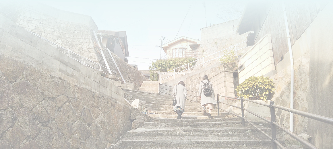 写真 階段を上る２人の女性